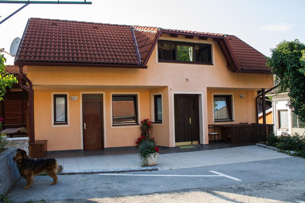 Apartments And Rooms Stefanac Slunj Quarto foto